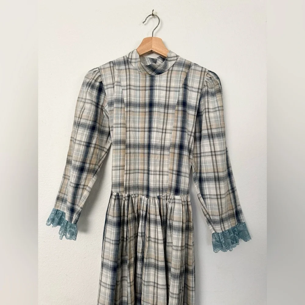 Cottagecore Plaid Long-Sleeve Midi Dress with Lace Cuffs - Blue Cream